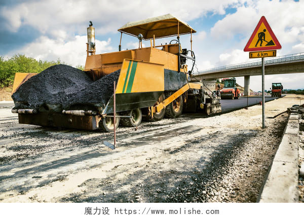 公路施工过程中路面机将新鲜沥青或沥青铺在碎石基座上